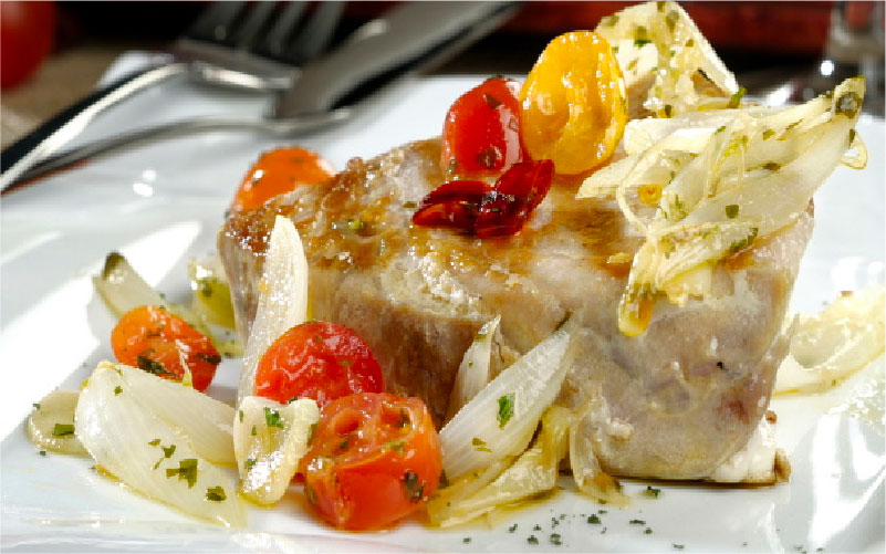 Lomos de atún con cebolla y tomate