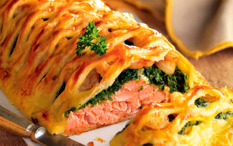 Hojaldre relleno con salmón y langostinos